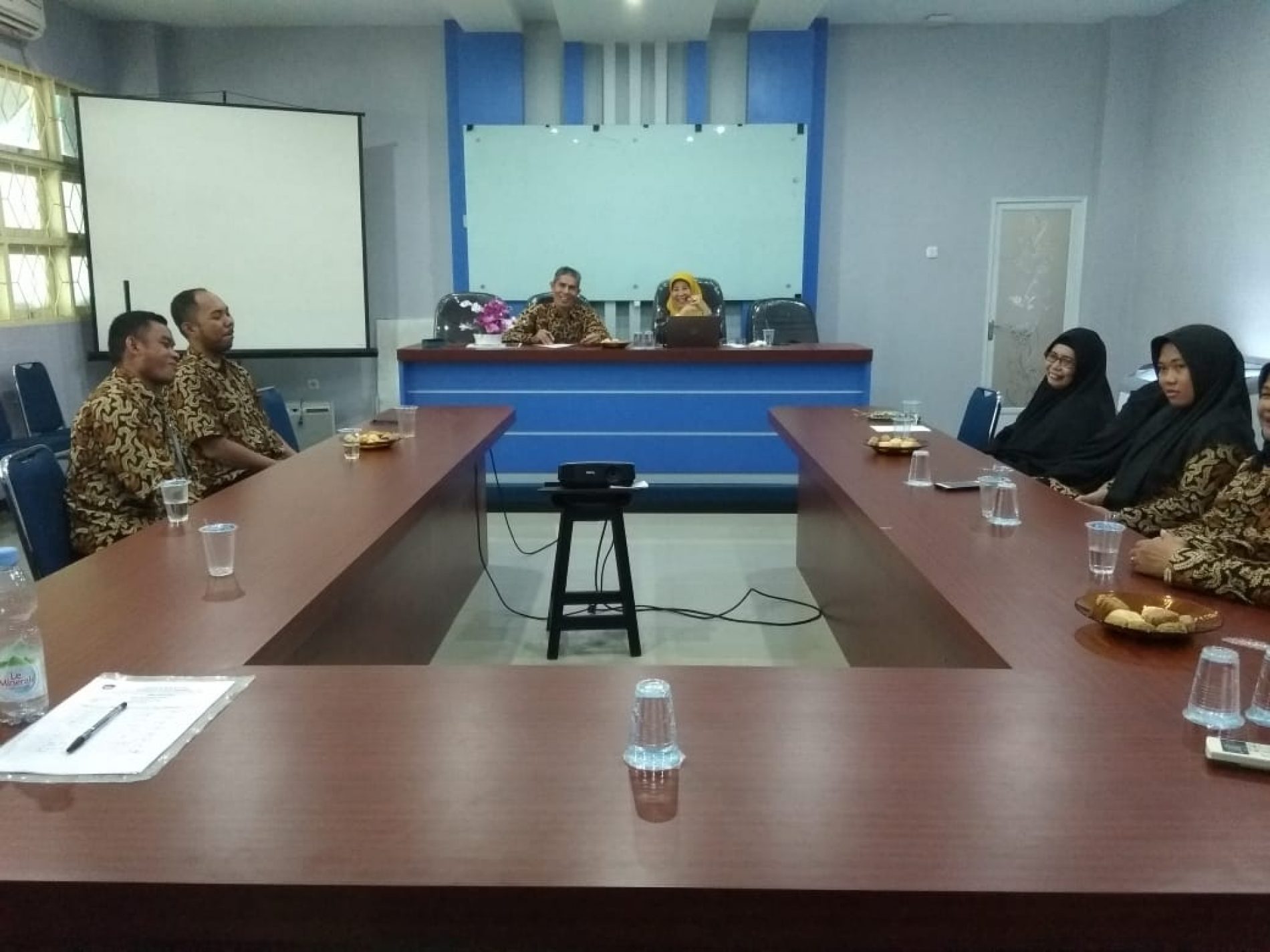 Rapat Rutin Wakil Dekan II Dr. Ir. Hasnidar, MS Bersama Karyawan FPIK UMI