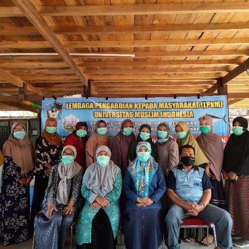 Andi Asni, Dosen FPIK UMI Beri Pelatihan Pengolahan Ikan Teknik Pembuatan Sambosa Ikan