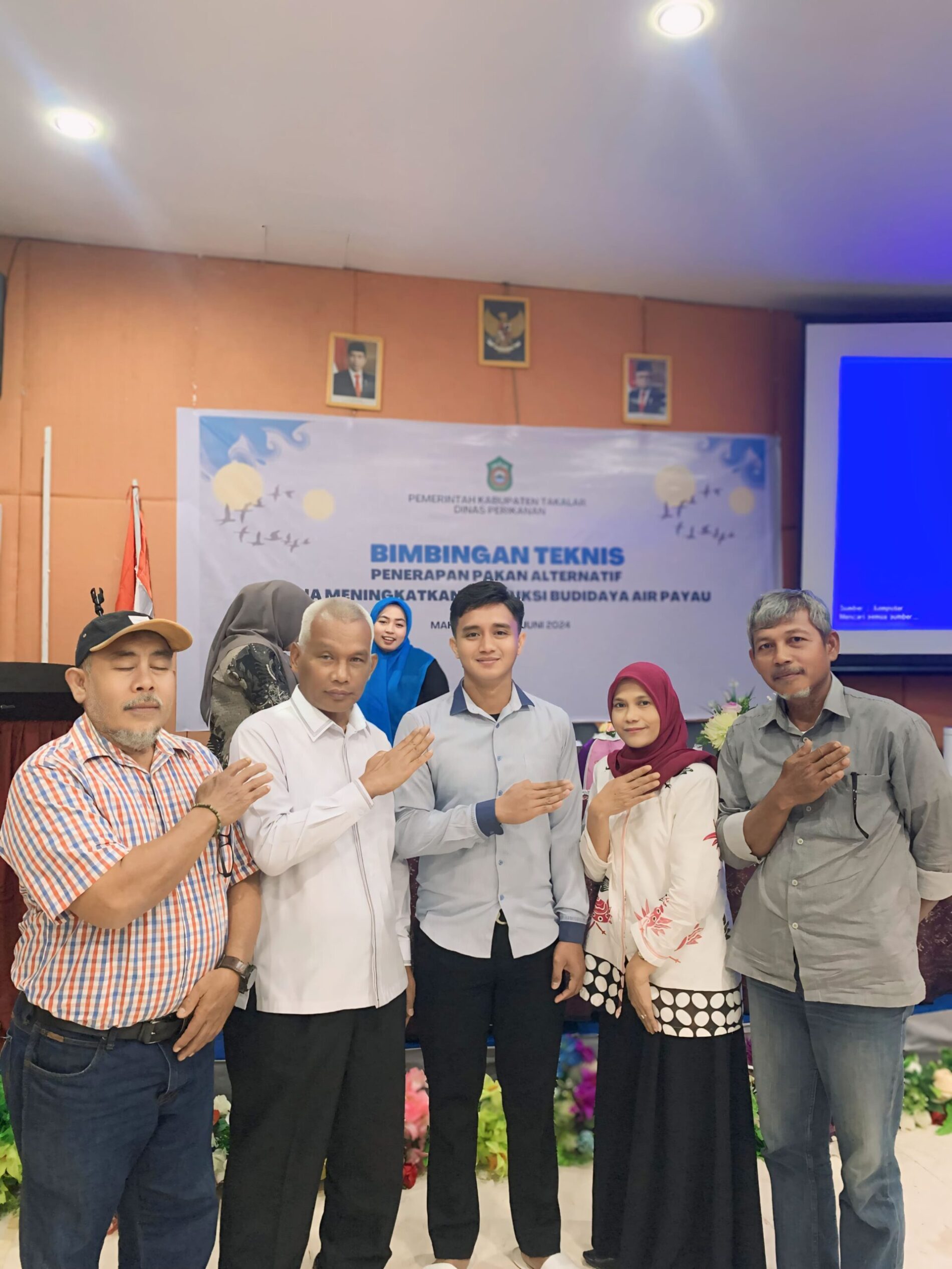 Bapak Ir. Muhammad Saenong, MP (Wakil Dekan II Fakultas Perikanan dan Ilmu Kelautan UMI) menjadi Narasumber pada Kegiatan Bimbingan Teknis Penerapan Pakan Alternatif Guna Meningkatkan Produksi Budidaya Air Payau