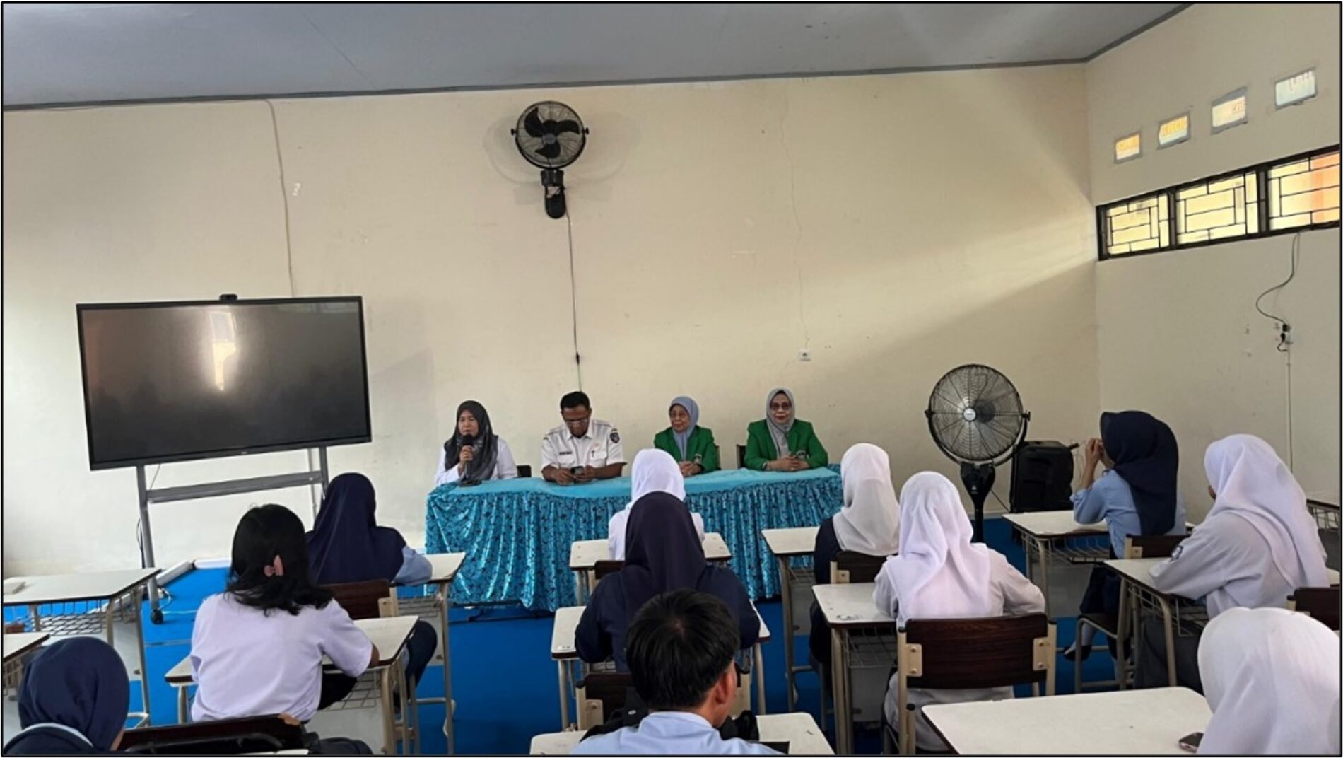 Kegiatan Sosialisasi dan Silaturahmi Fakultas Perikanan dan Ilmu Kelautan Universitas Muslim Indonesia (FPIK UMI) di SMK Negeri 9 Makassar