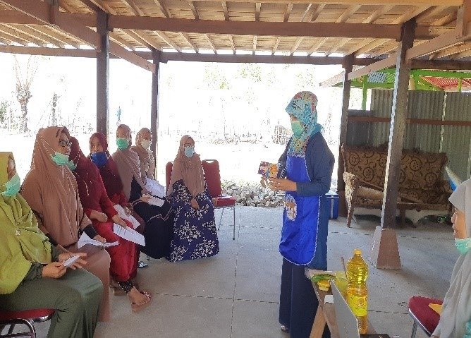 Andi Asni, Dosen FPIK UMI Beri Pelatihan Pengolahan Ikan Teknik Pembuatan Sambosa Ikan