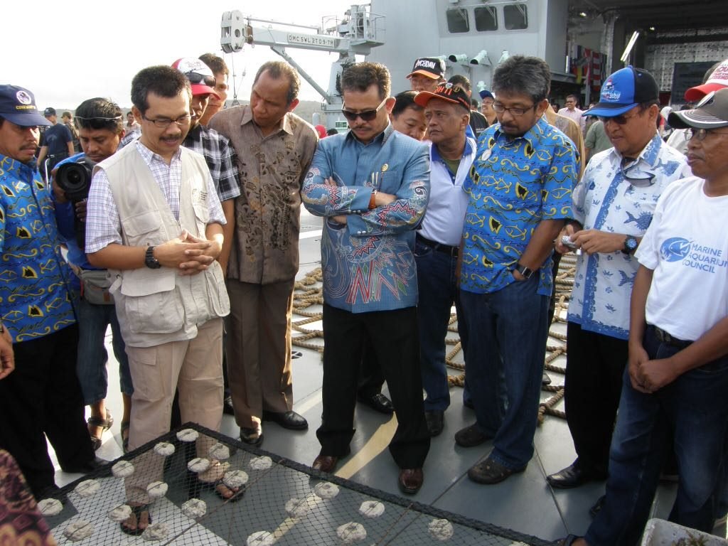 Dr. Ir. Andi Tamsil, M.Si Memberi Penjelasan kepada Gubernur Tentang Pentingnya Penyelamatan Lingkungan Laut melalui Transplantasi Karang