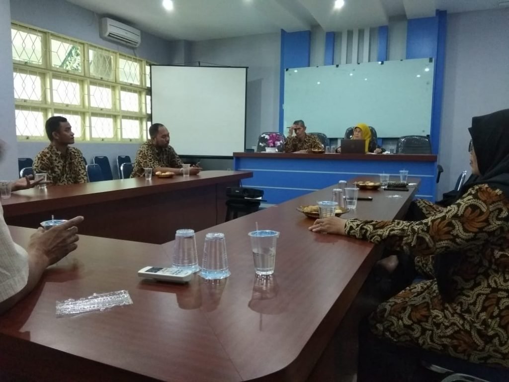 Rapat Rutin Wakil Dekan II Dr. Ir. Hasnidar, MS Bersama Karyawan FPIK UMI