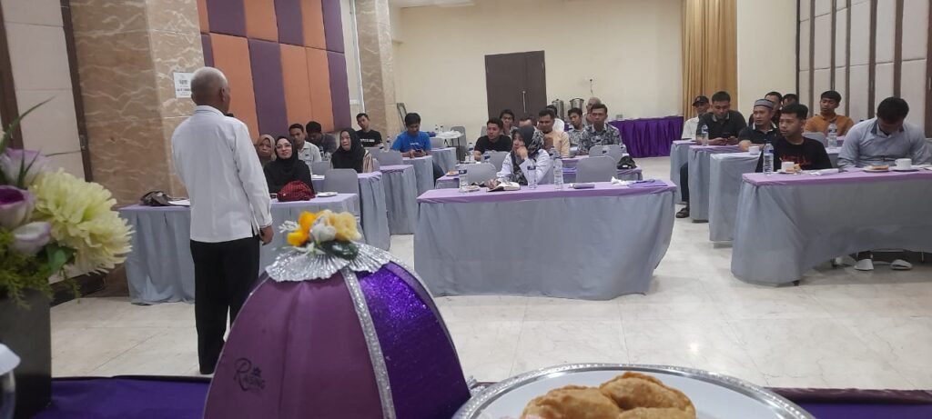 Bapak Ir. Muhammad Saenong, MP (Wakil Dekan II Fakultas Perikanan dan Ilmu Kelautan UMI) menjadi Narasumber pada Kegiatan Bimbingan Teknis Penerapan Pakan Alternatif Guna Meningkatkan Produksi Budidaya Air Payau